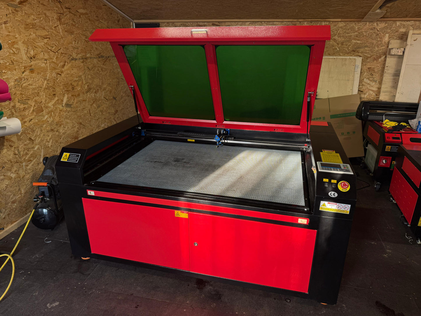 Mazlietota lāzeriekārta KH90140 130W ar CW5000 dzesētāju