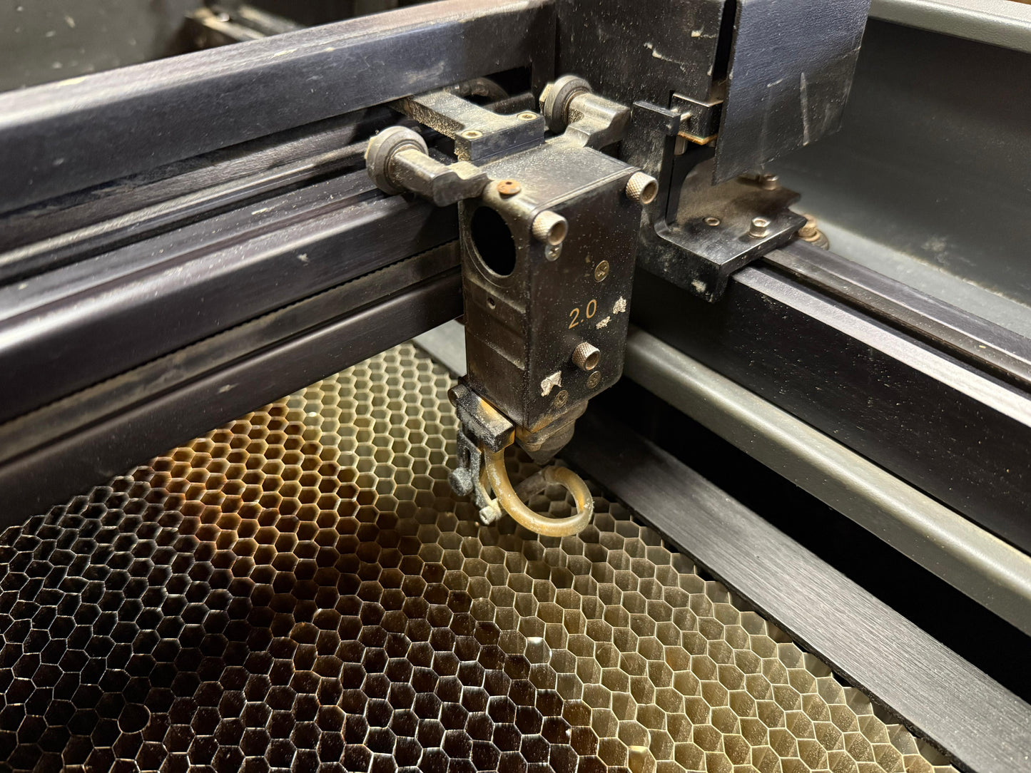 Lietota lāzeriekārta Universal Laser 80x45cm ULR 60W Metāla Lampa